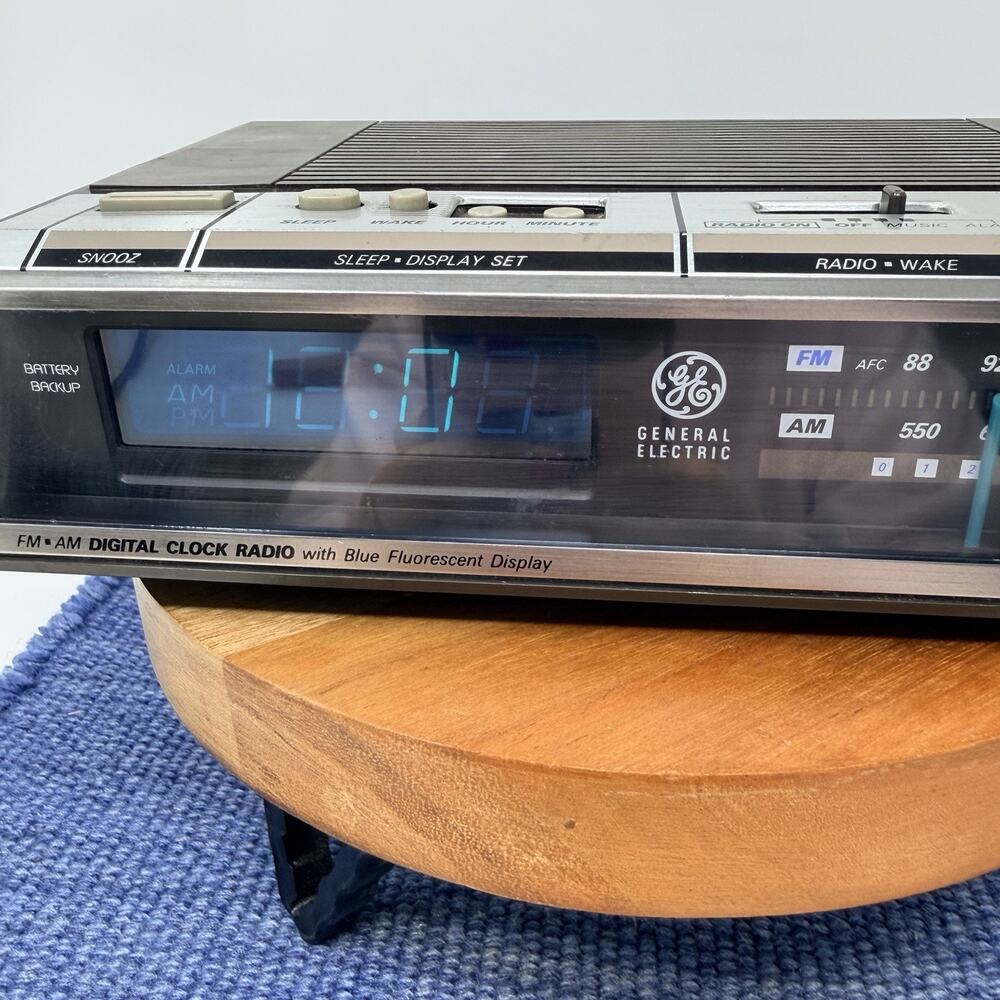 Clock Radio General Electric FM/AM Digital 7-4646A Wood Grain Working Vtg Prop